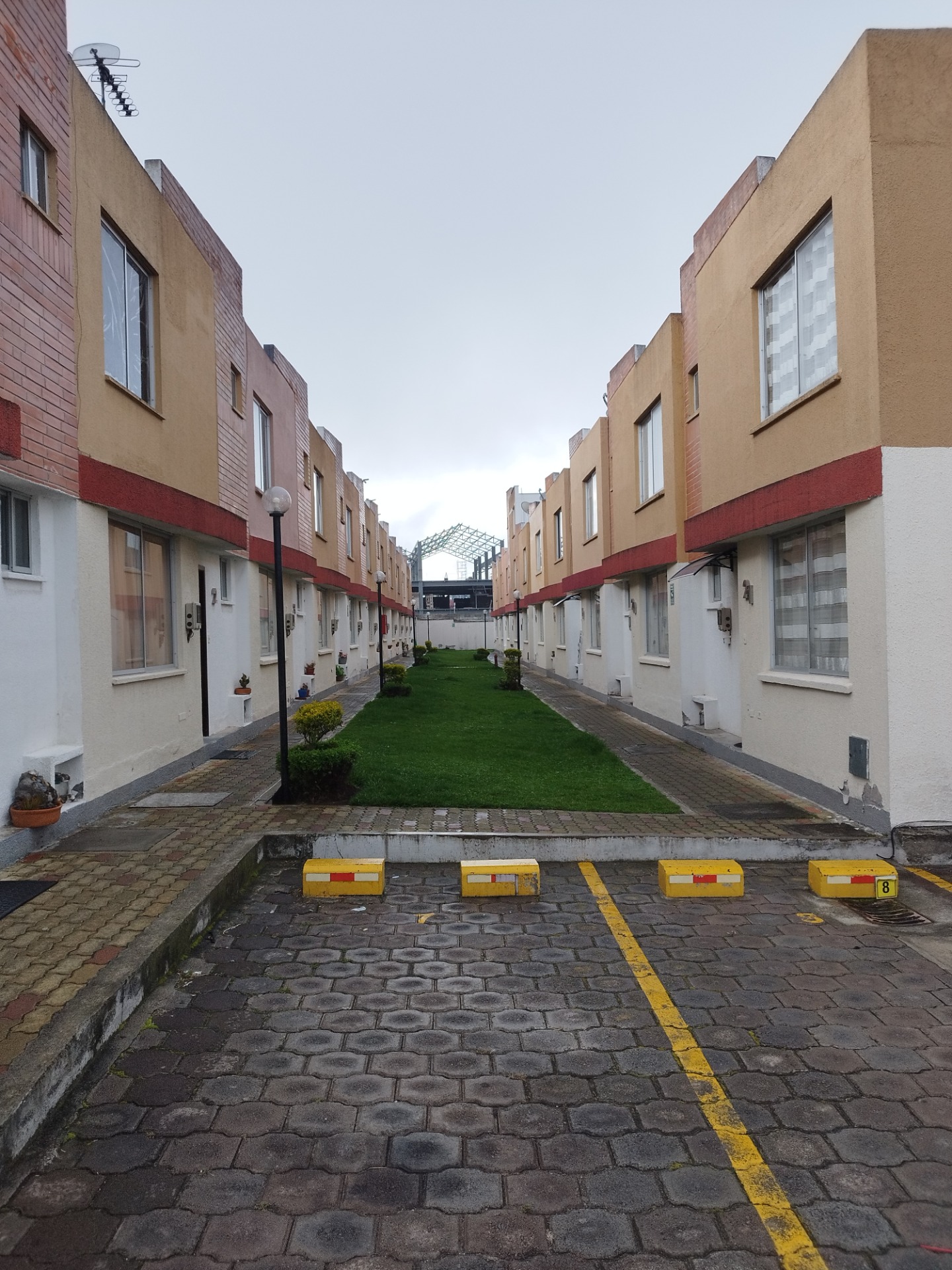 Casa en venta en Conjunto Tierra del Sol, Calderón, 80m2 con parqueadero - URUZ Inmobiliaria.