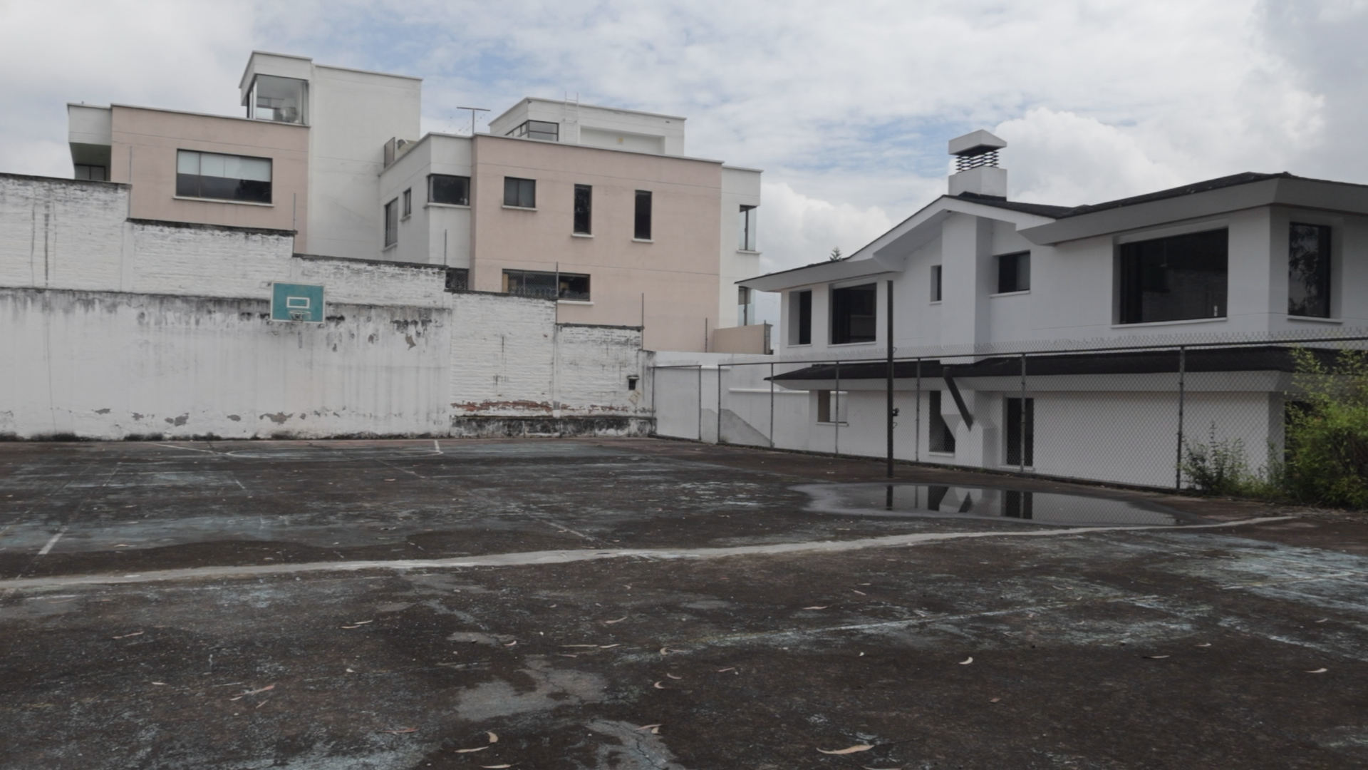 Edificio de 3 pisos con amplios espacios y luz natural en Pinar Alto, apto para colegios, universidades o constructoras.