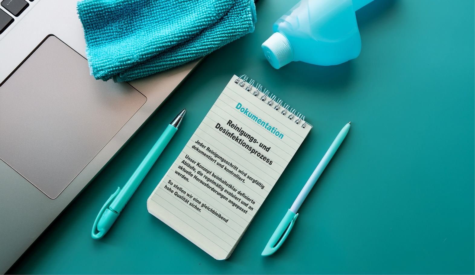 Dokumentation von Reinigung und Desinfektion auf einem Notizblock