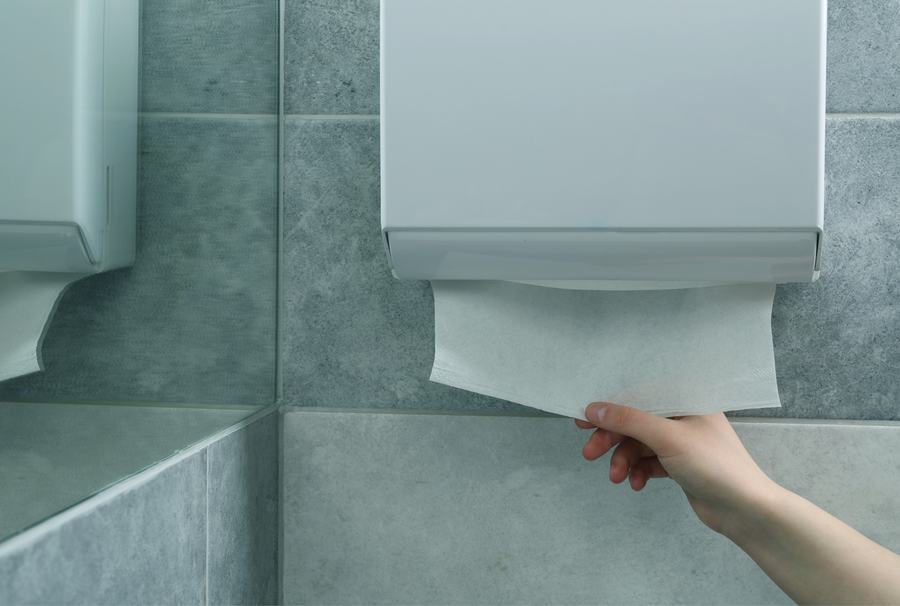 Aufgefüllter Papierhandtuchspender in einem sauberen Waschraum