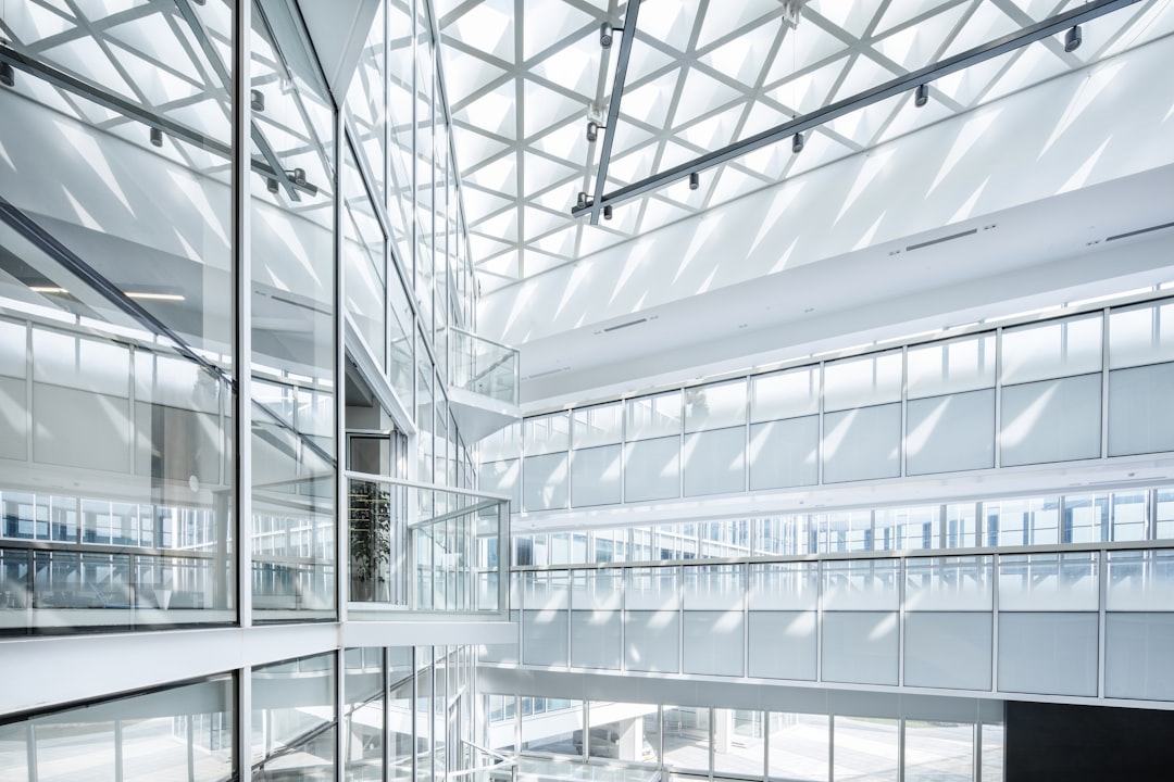 Lichtdurchflutetes, sauberes Bürogebäude mit Glasdach