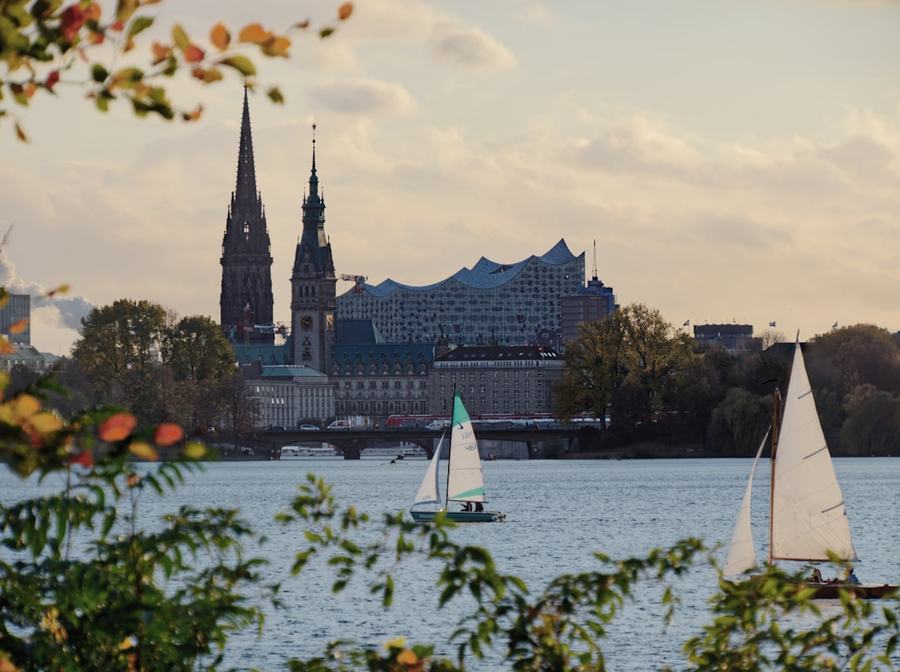 Hamburg: Binnenalster mit Rathaus und Elbphilharmonie