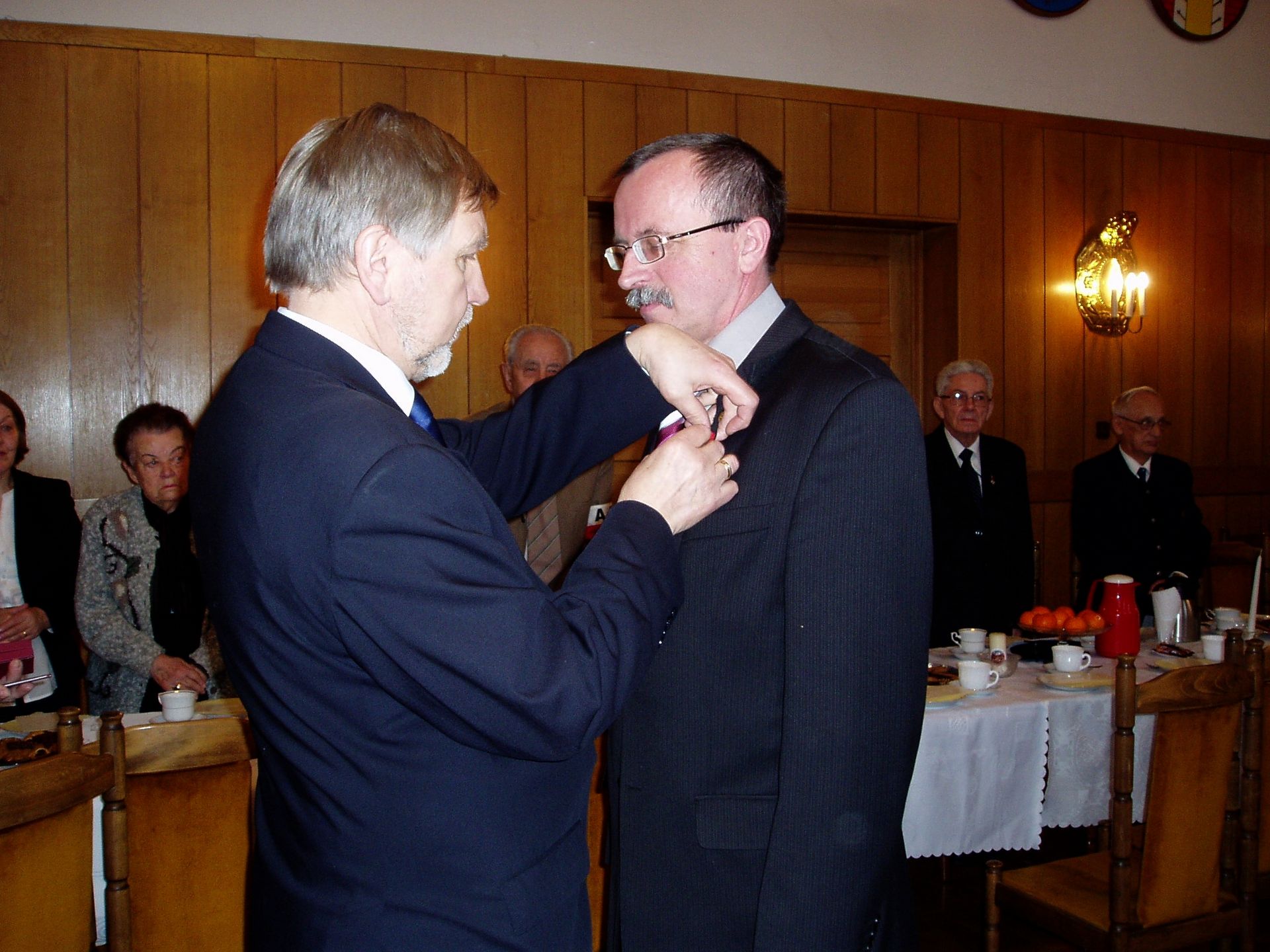 Dekoracja Srebrnym Medalem Opiekuna Miejsc Pamięci Narodowej przez Marszałka WW Mariana Woźniaka