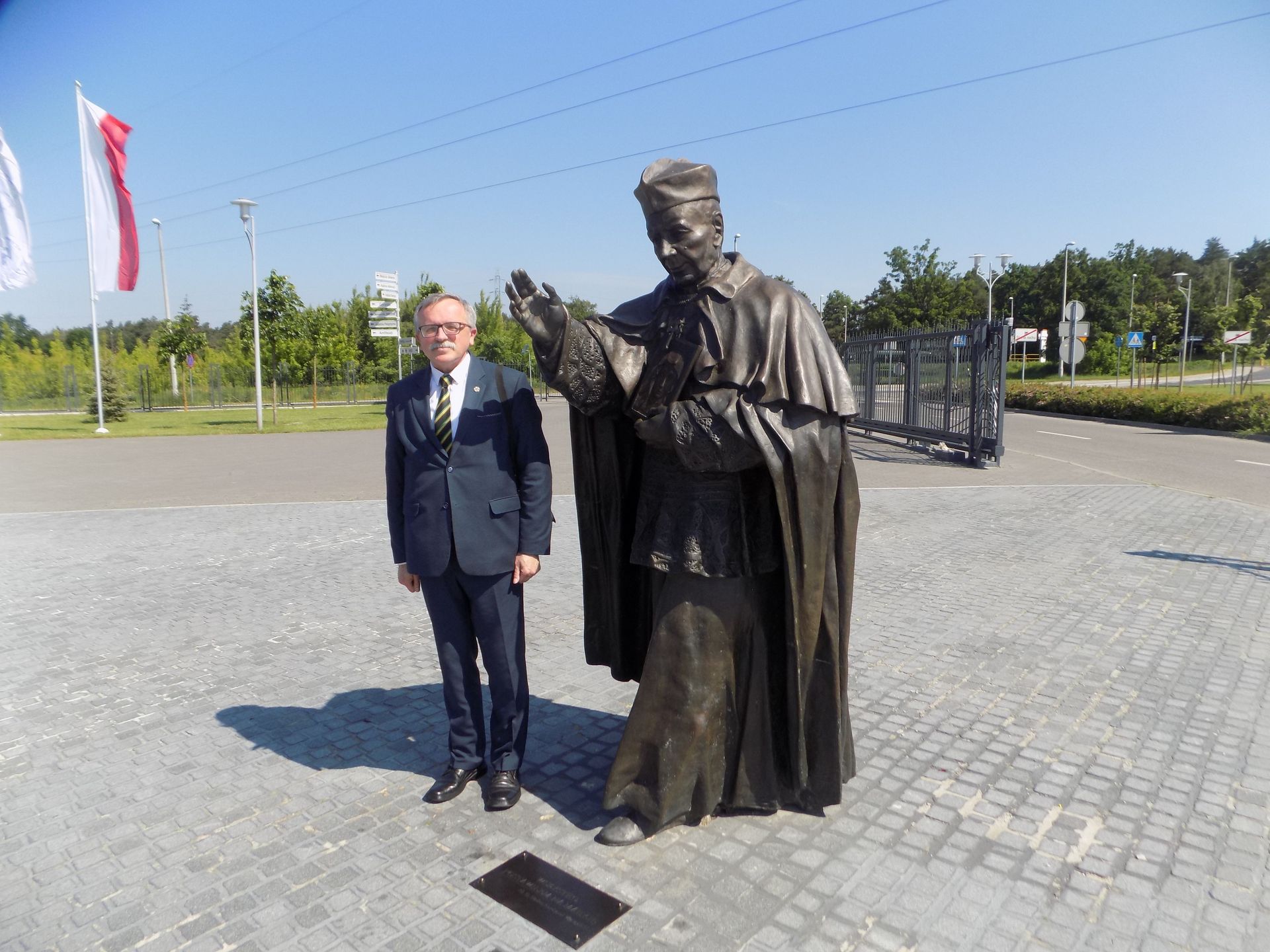 Przy pomniku bł. Stefana Wyszyńskiego Prymasa Tysiąclecia w Toruniu
