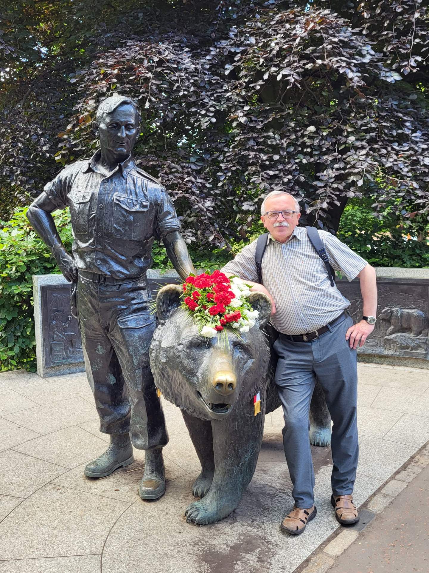 Przy pomniku kpr. Misia Wojtka w Edinburghu