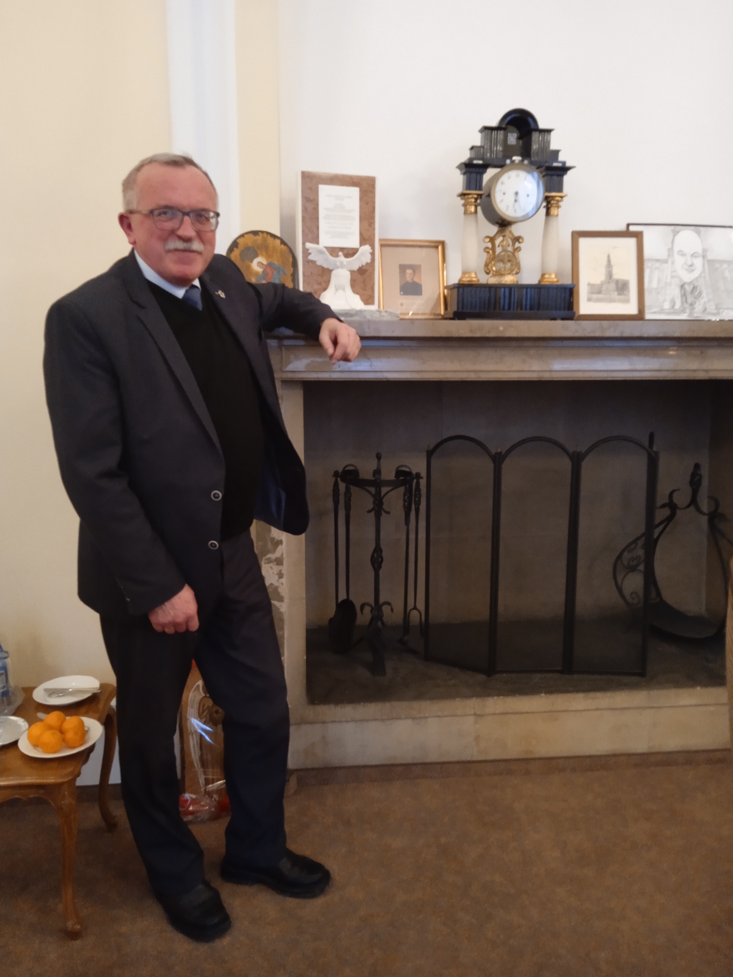 W Kancelarii Premiera Rady Ministrów w Warszawie - przy kominku w byłym gabinecie Marszałka Józefa Piłsudskiego