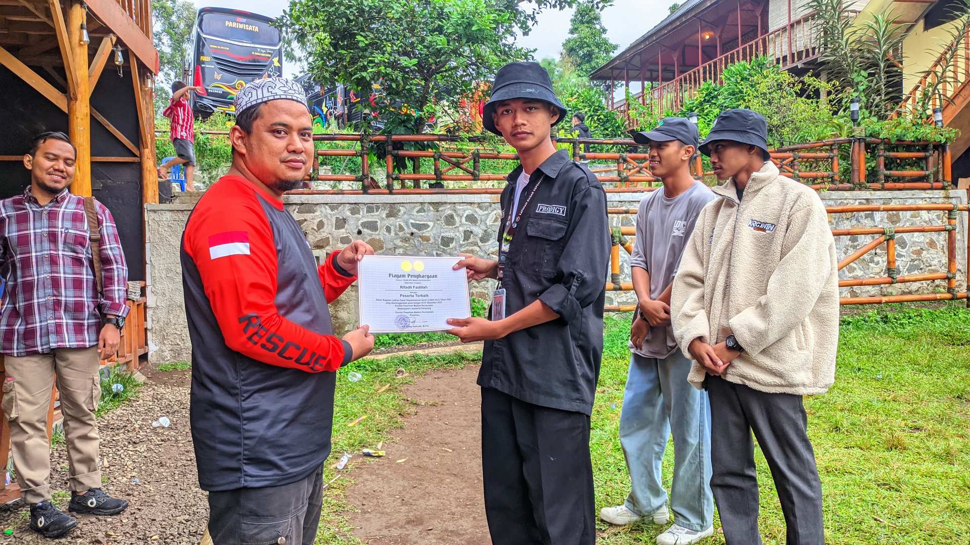 Penerimaan Penghargaan Peserta Terbaik Pada Kegiatan LDKS