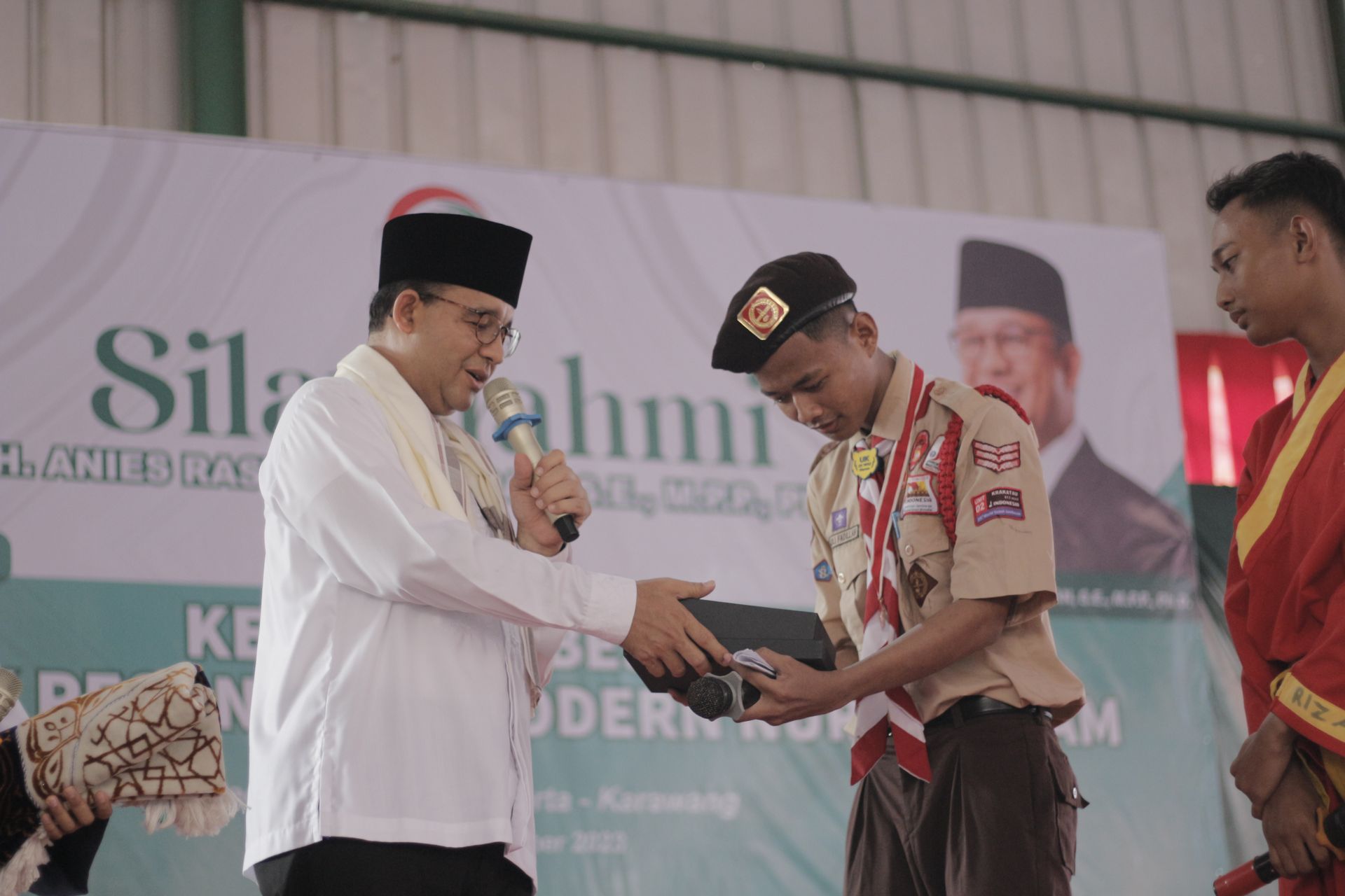 Pemberian Hadiah dari Kak Kwartir Daerah DKI Jakarta