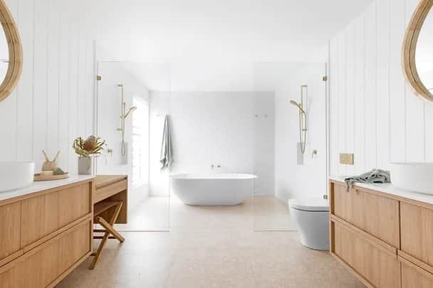 Salle de bain sans radiateur visible grâce au chauffage au sol