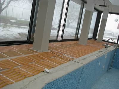 Chauffage au sol dans une piscine intérieure pour empêcher la buée