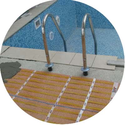 Chauffage du carrelage de la plage autour d&apos;une piscine