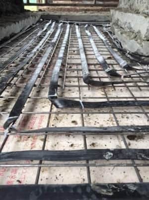 Placement de rubans chauffants de mise hors gel sur une structure de beton armé