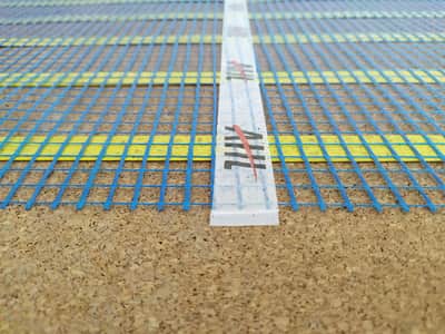 Placer les trames chauffantes sur l&apos;isolant et le réflecteur alu