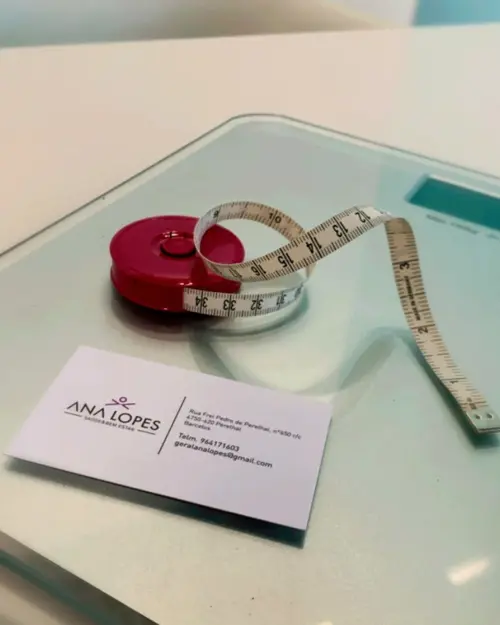 fita metrica em cima de uma balanca