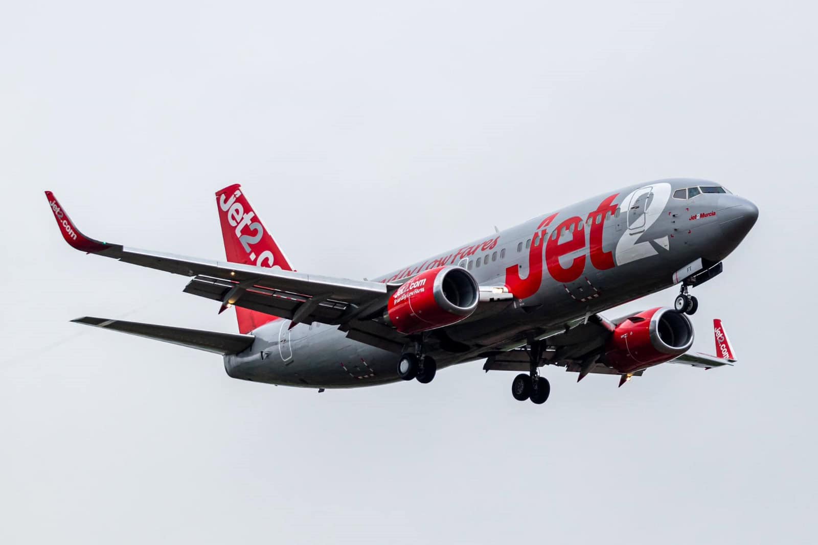 Boeing 737 approaching runway