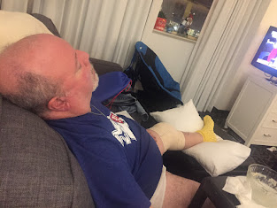 Tom hurt his knee
