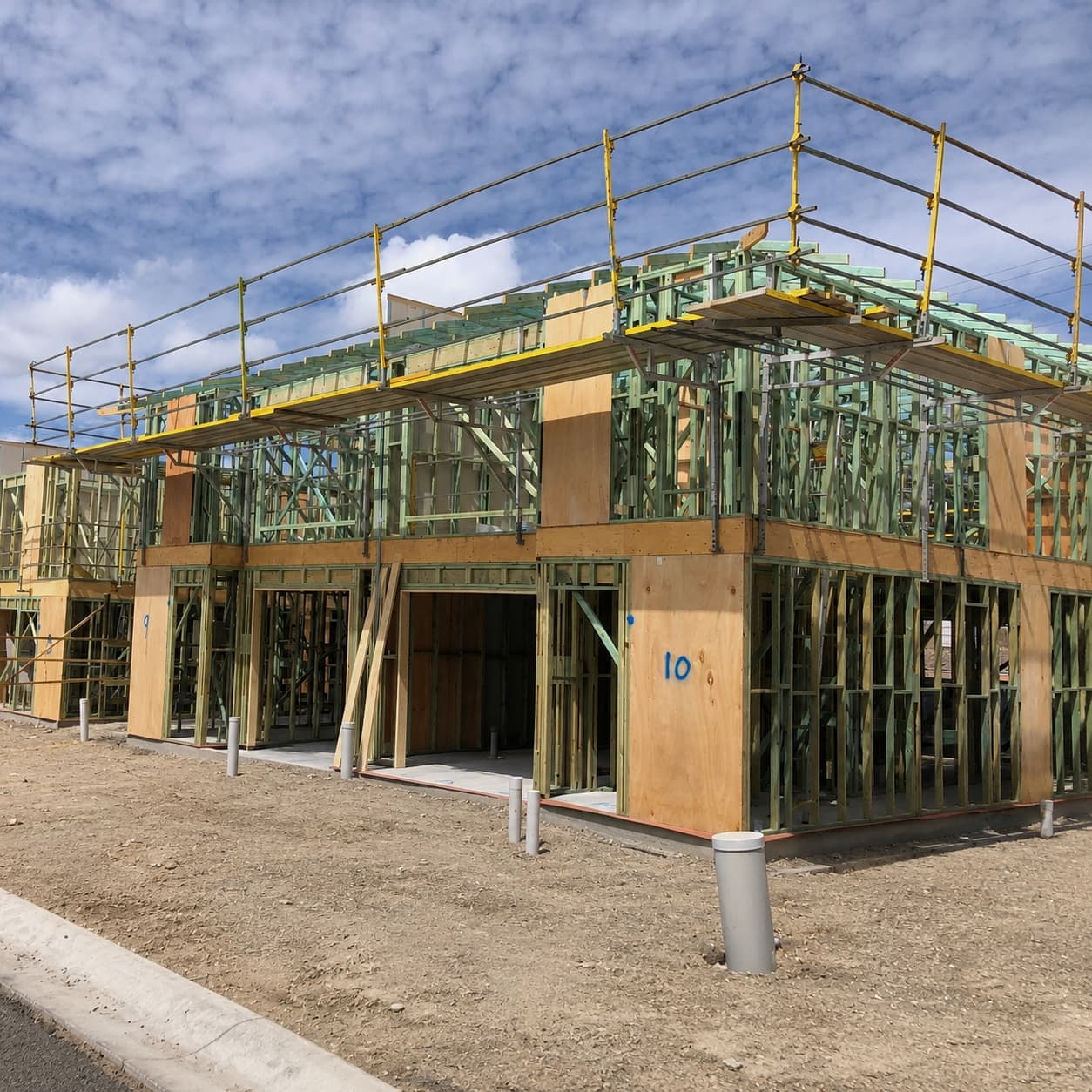 Image of hang-on platform installed on job site