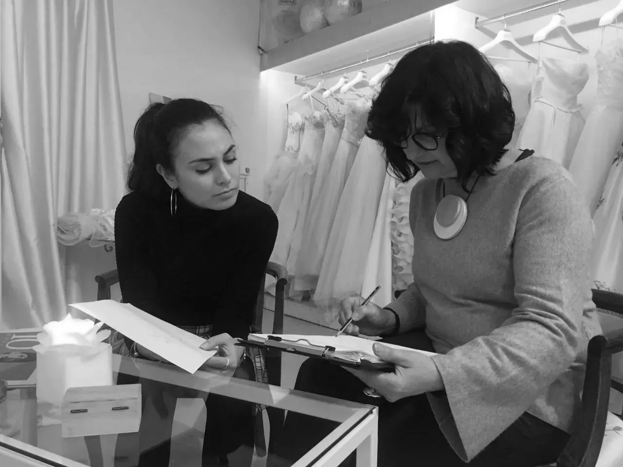 Dolores Mauro metre decide con la sua cliente come creare l&apos;abito da sposa