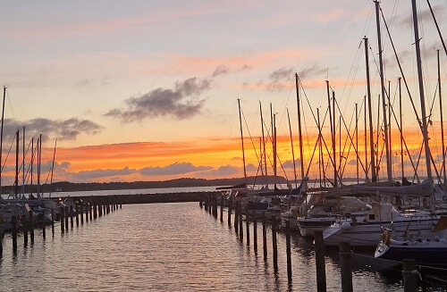 solnedgang ved lystbådhavn