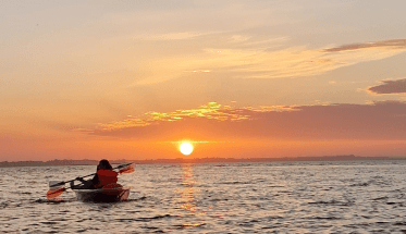 gennemsigtig kajak og solnedgang