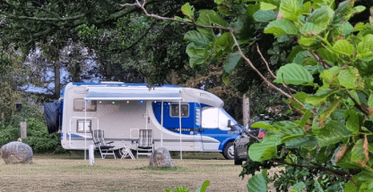 Autocamper ved vandet