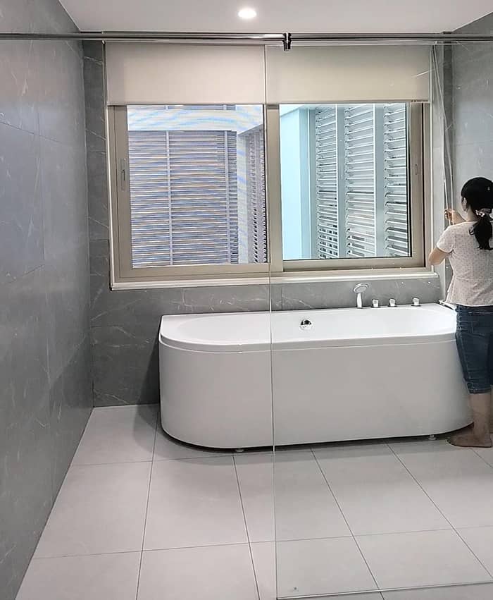 Sử dụng cửa nhôm nhà vệ sinh giúp tiết kiệm diện tích lại không sợ cong vênh