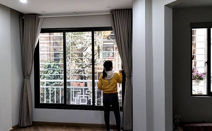 Cửa sổ lùa nhôm xingfa sử dụng hệ phụ kiện đồng bộ của Ahadoor