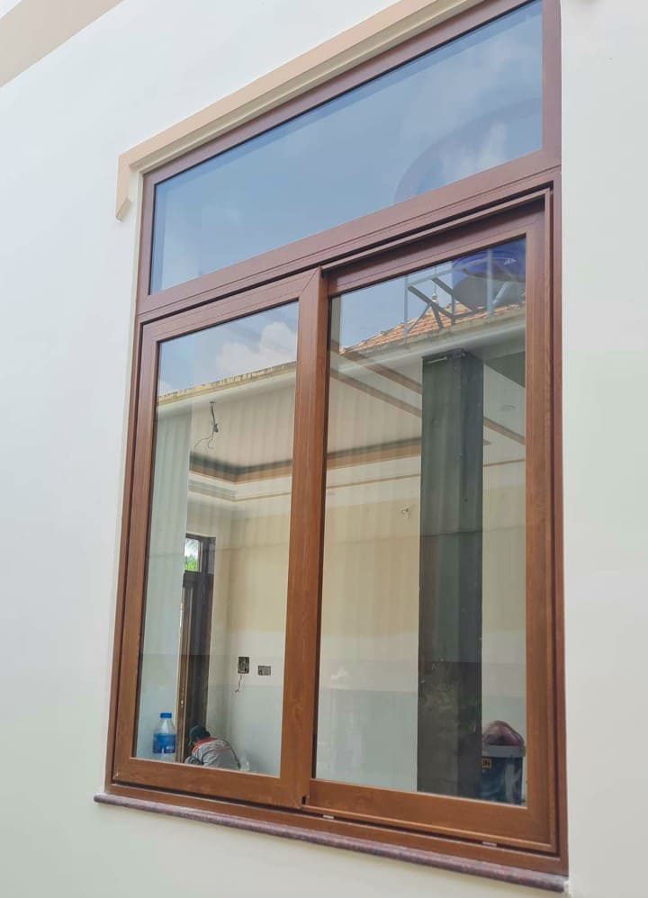 Mẫu cửa sổ lùa 2 cánh nhôm vân gỗ tại Ahadoor Việt Nam
