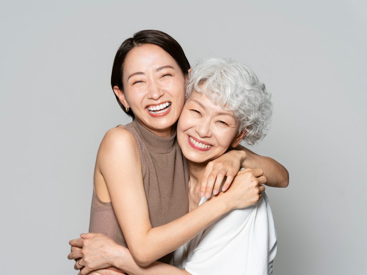 頬を寄せ合って笑う二人