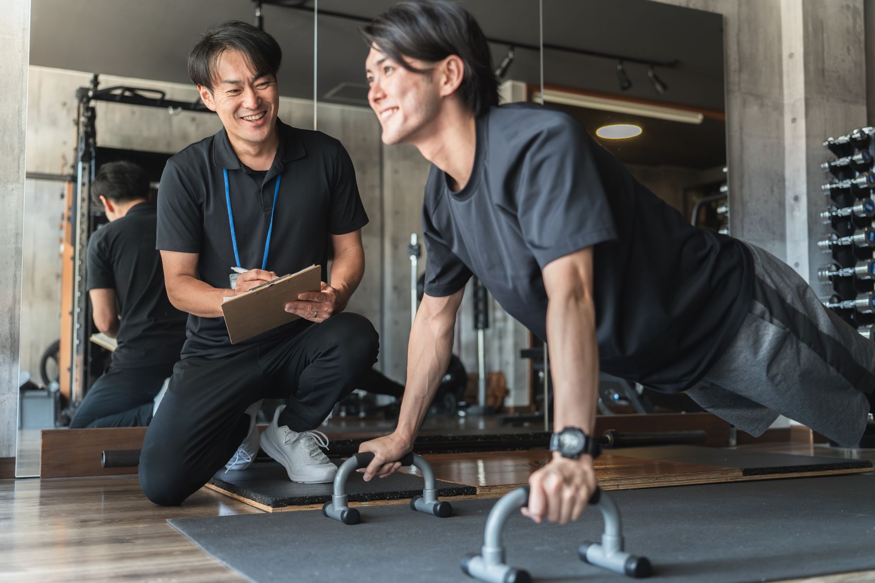 トレーナーが動作を確認しながら行うパーソナルトレーニングの様子