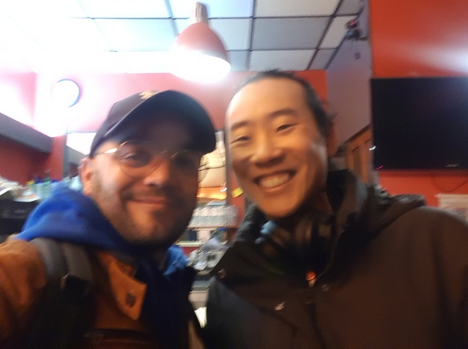 Sébastien Favette avec l'humoriste David Sun au Comedy Club, rencontre entre comédiens de stand-up et acteurs français, univers de l'humour et de la scène.