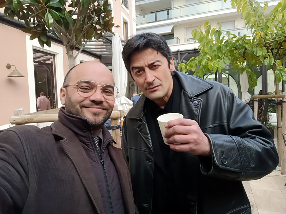 Sébastien Favette avec l'acteur Adrian Can sur le tournage de la série Phœnix, coproduction France Télévisions et ZDF, comédien français sur un projet audiovisuel européen.