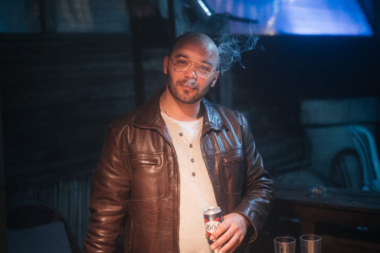 Sébastien Favette, comédien au jeu organique et nuancé, portrait type polar et thriller, acteur français en blouson de cuir.