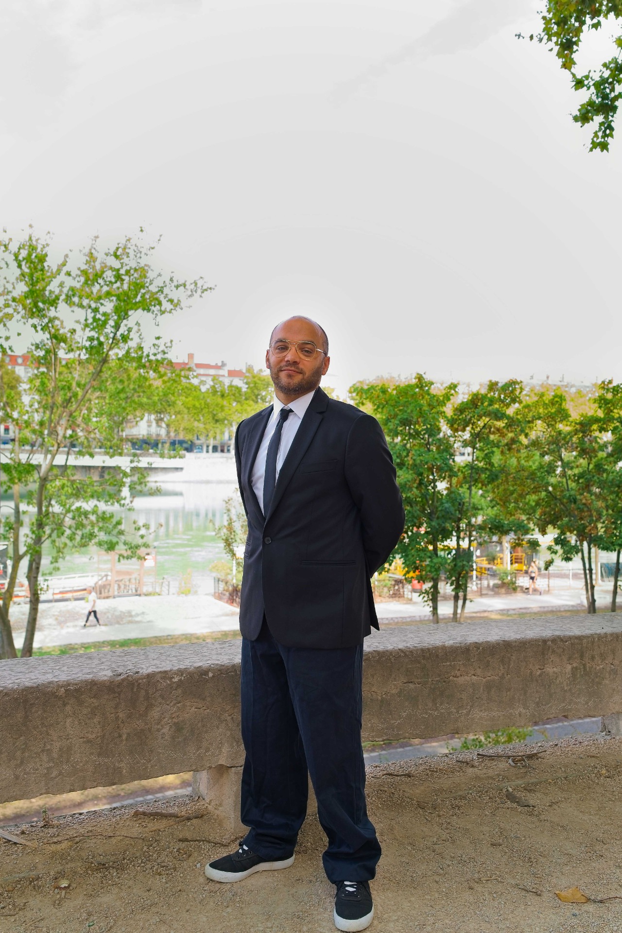 Acteur charismatique costume, comédien rôles sombres, profil leader, homme d'affaires 40 ans, casting série Canal+, visage déterminé cinéma.