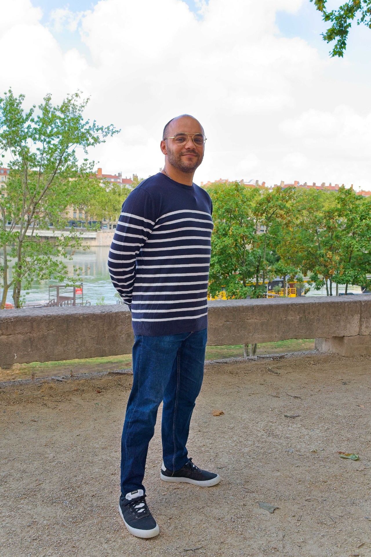 Catégories : Comédien marinière, acteur profil 40 ans, shooting extérieur Lyon, look décontracté chic, visage charismatique. Univers : Casting mode homme, égérie lifestyle, acteur pour série télévisée française, profil père de famille moderne.