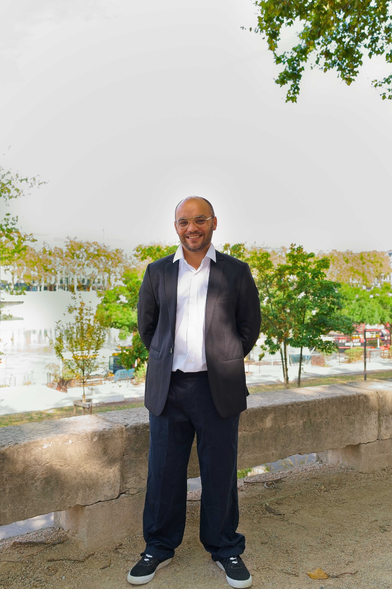 Comédien leader charismatique, profil cadre supérieur, homme d’affaires 40 ans, acteur pub banque assurance, casting directeur de cabinet, visage confiance et autorité.