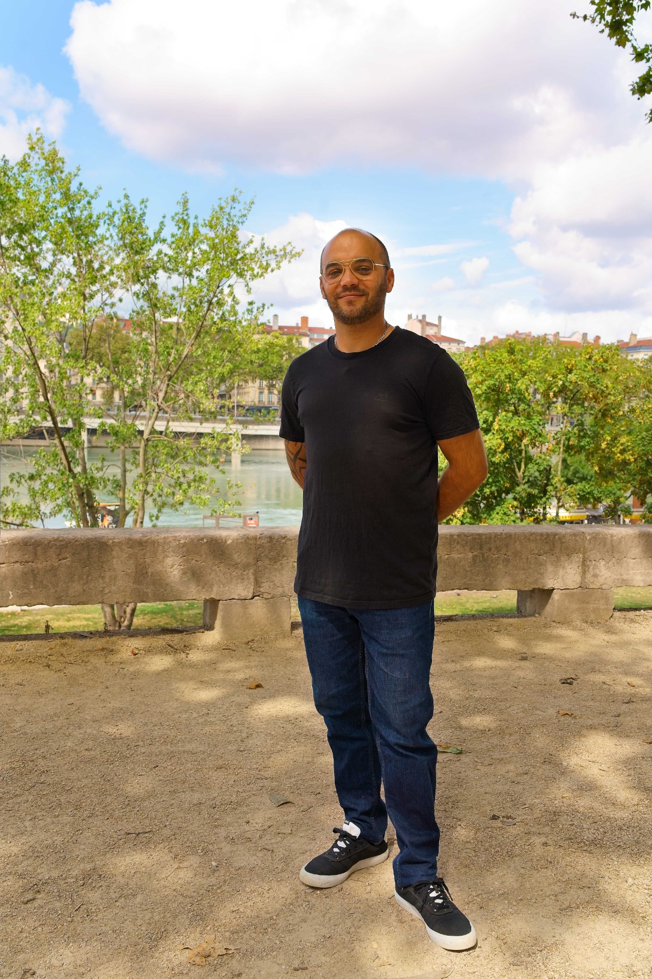 Acteur de genre action, comédien charismatique 40 ans, profil athlétique cinéma, casting physique robuste, acteur pour thriller policier, présence brute et naturelle.