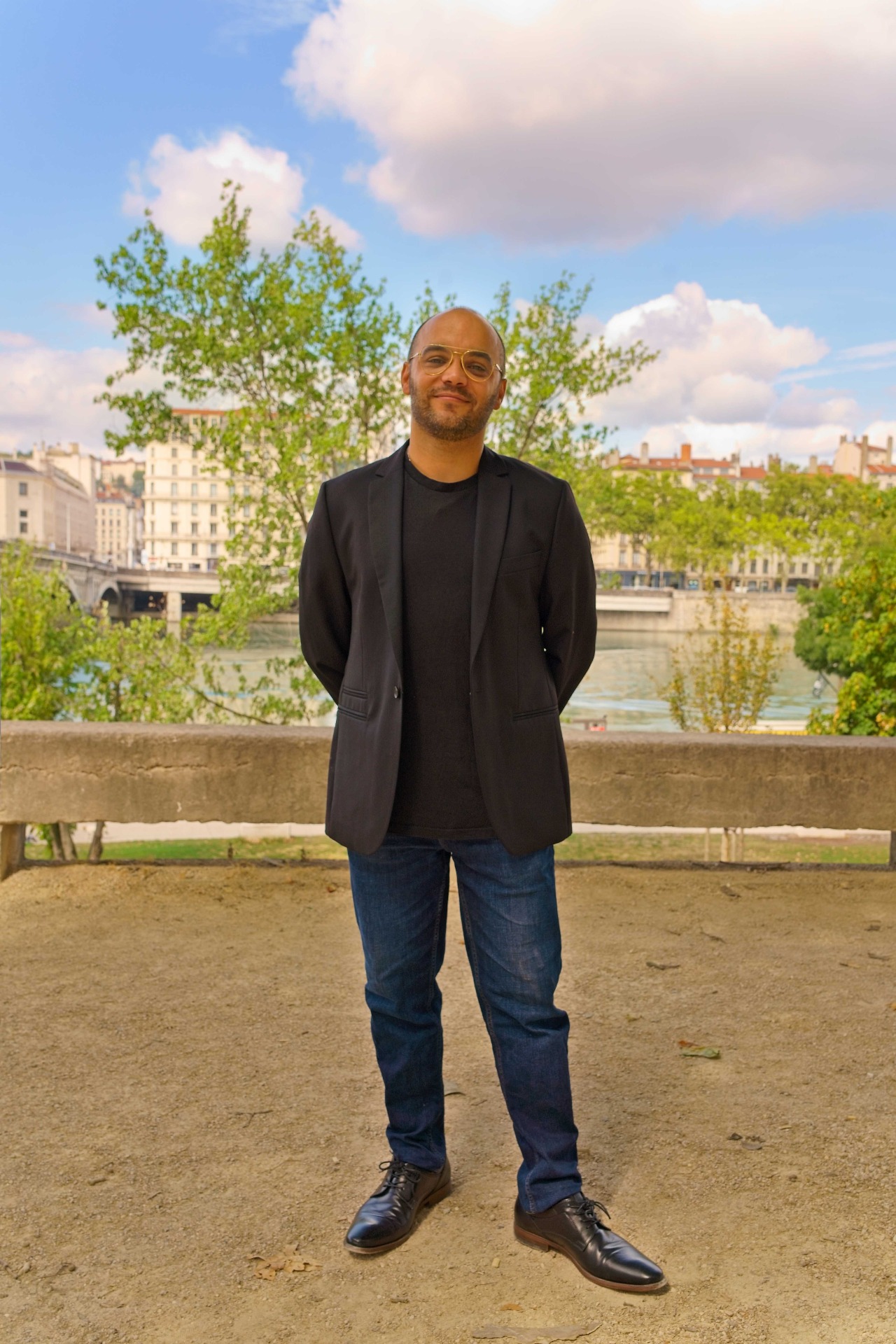 Acteur quarantenaire casual chic, comédien profil urbain, homme moderne veste jean, casting égérie marque de prêt-à-porter, visage authentique et élégant, profil acteur métis dynamique.