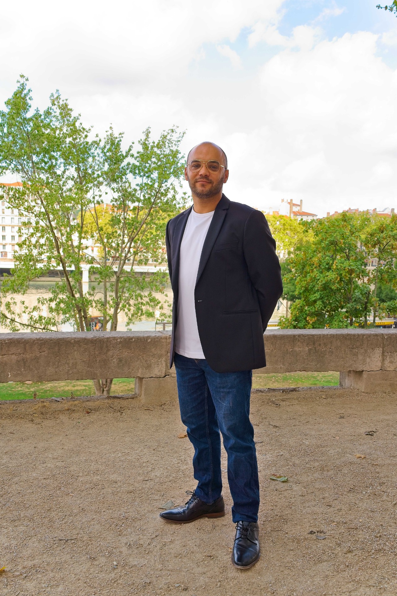 Acteur quarantenaire dynamique, style casual chic homme, comédien profil urbain, casting égérie mode, visage sympathique et déterminé, acteur pour rôles de père moderne ou entrepreneur.