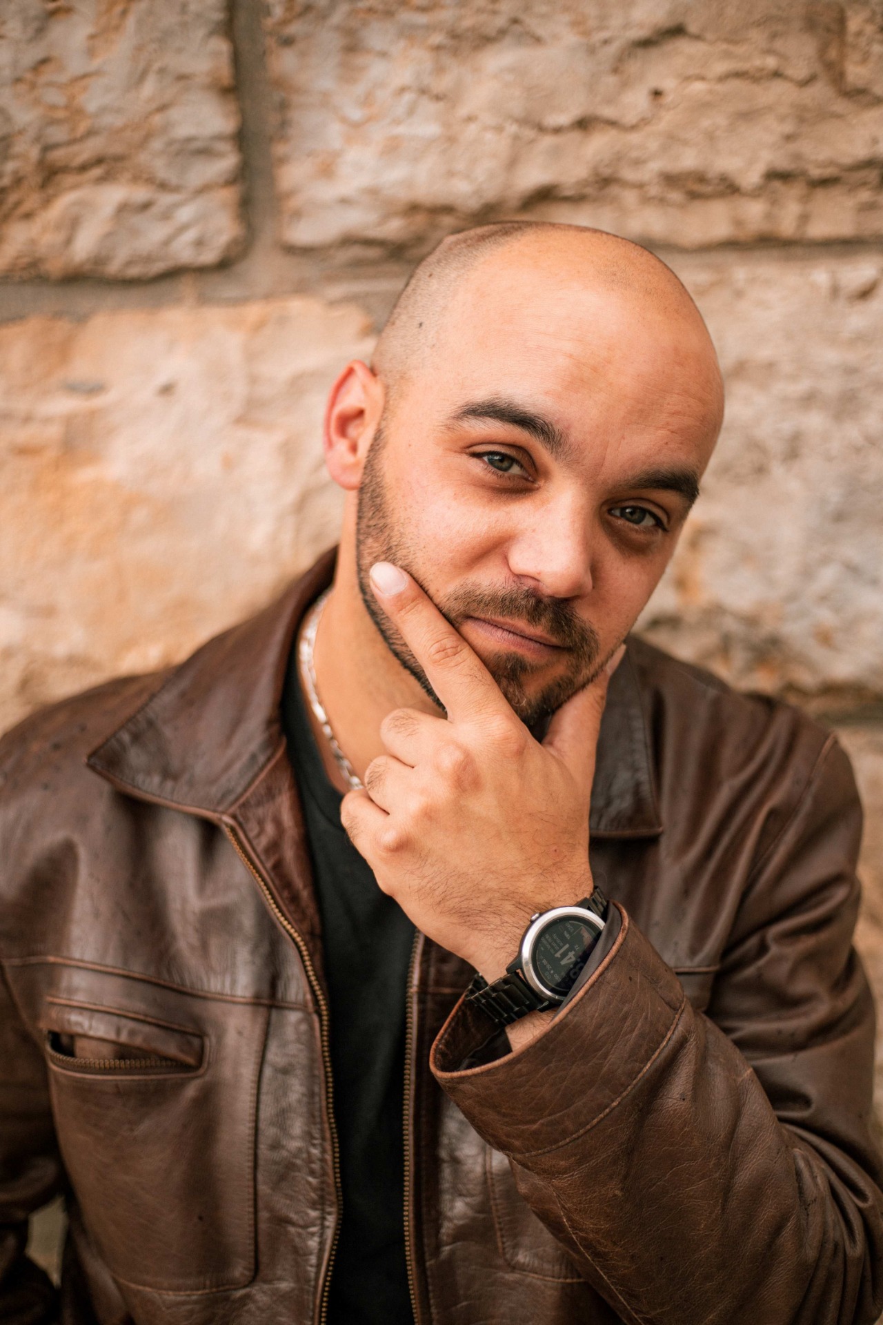 Portrait acteur charismatique, visage expressif 40 ans, comédien avec barbe de trois jours, regard intense acting, casting premier rôle masculin, profil acteur polyvalent.