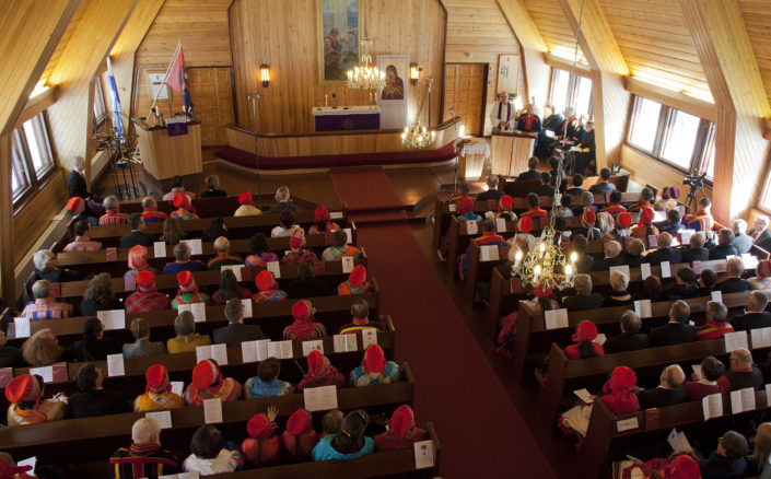 Kuvassa saamelaisia messussa kirkossa.