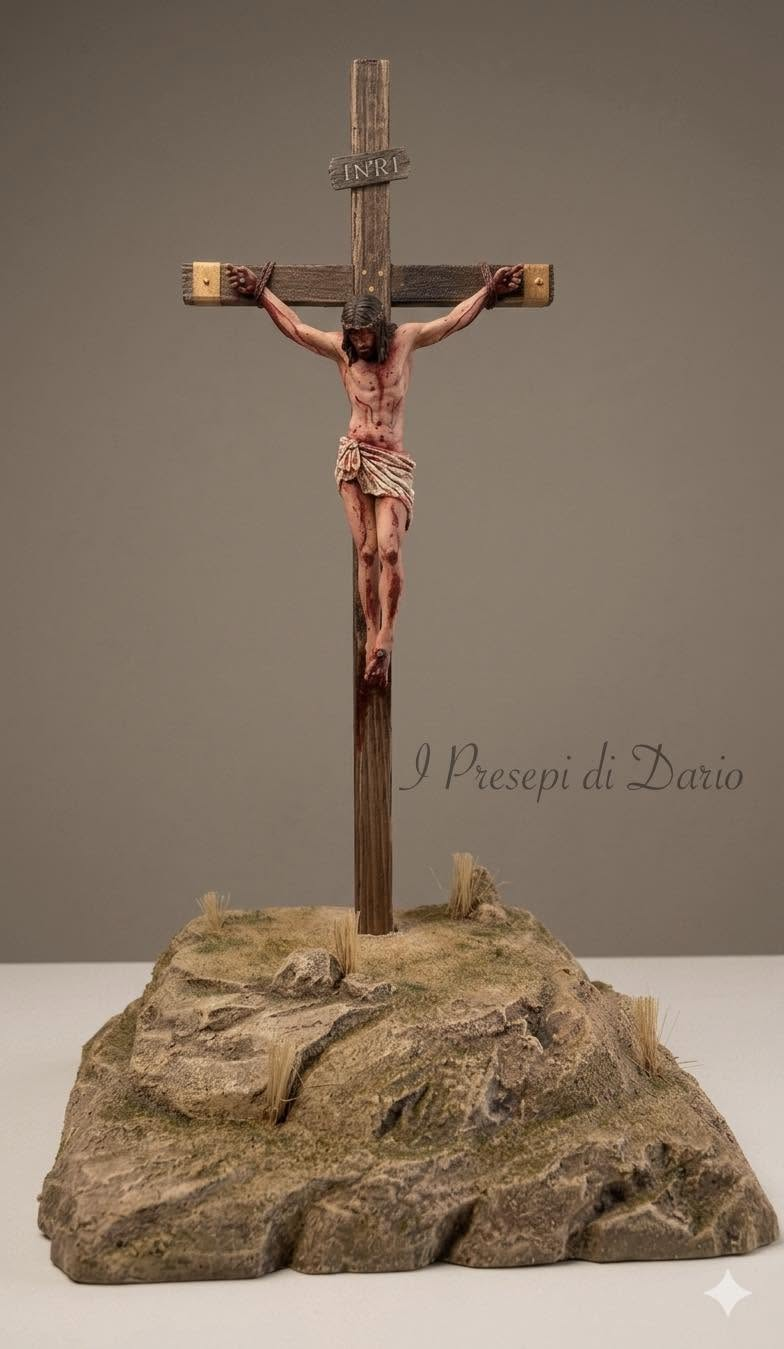Scenografie e personaggi di presepe esposti sul tavolo di uno studio televisivo