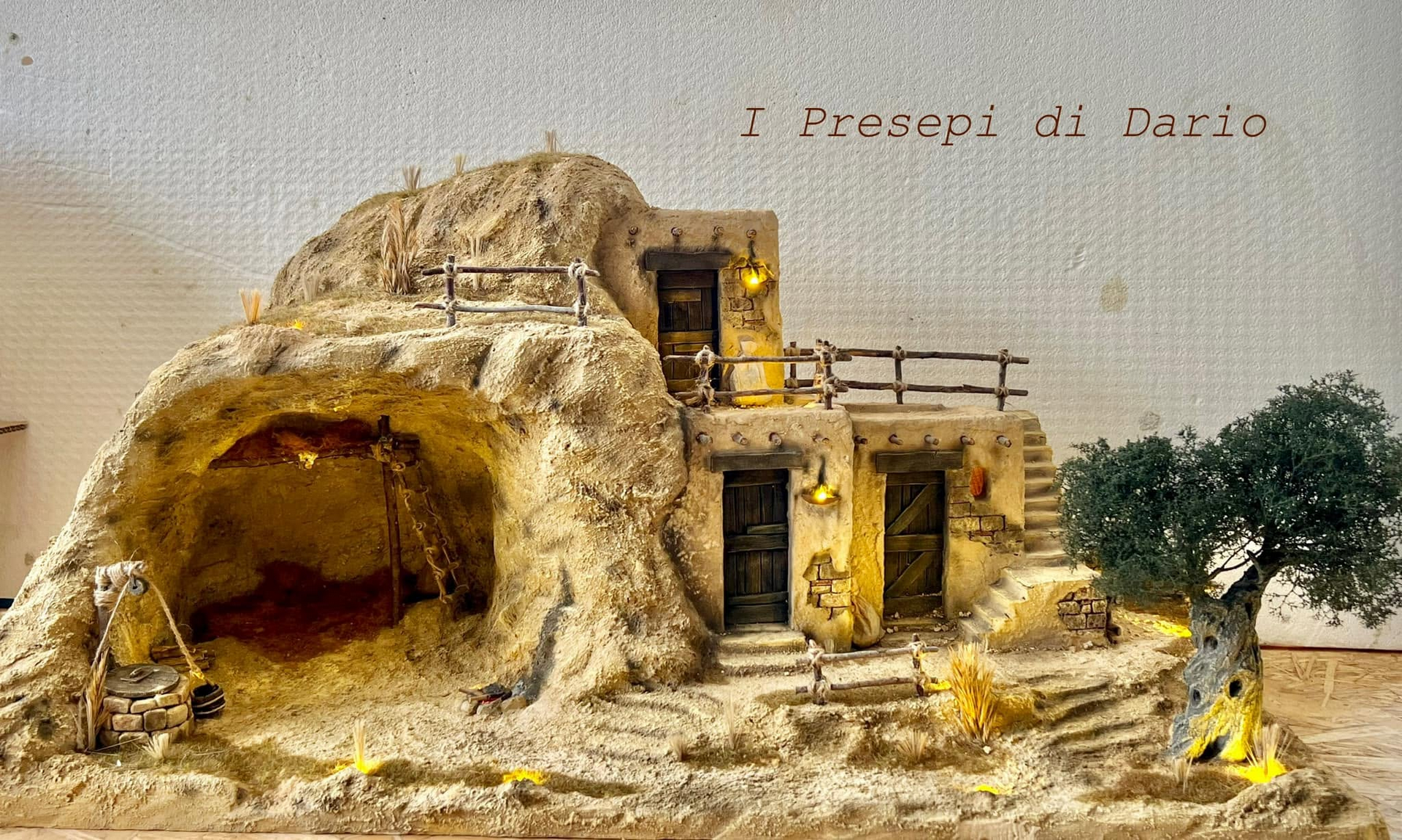 Stand I Presepi di Dario con presepe, ulivo e scenografie in miniatura