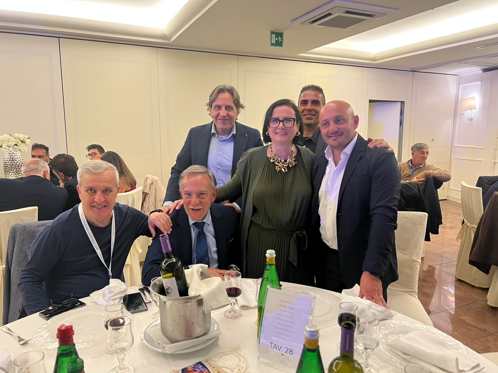 Foto di gruppo durante un incontro conviviale
