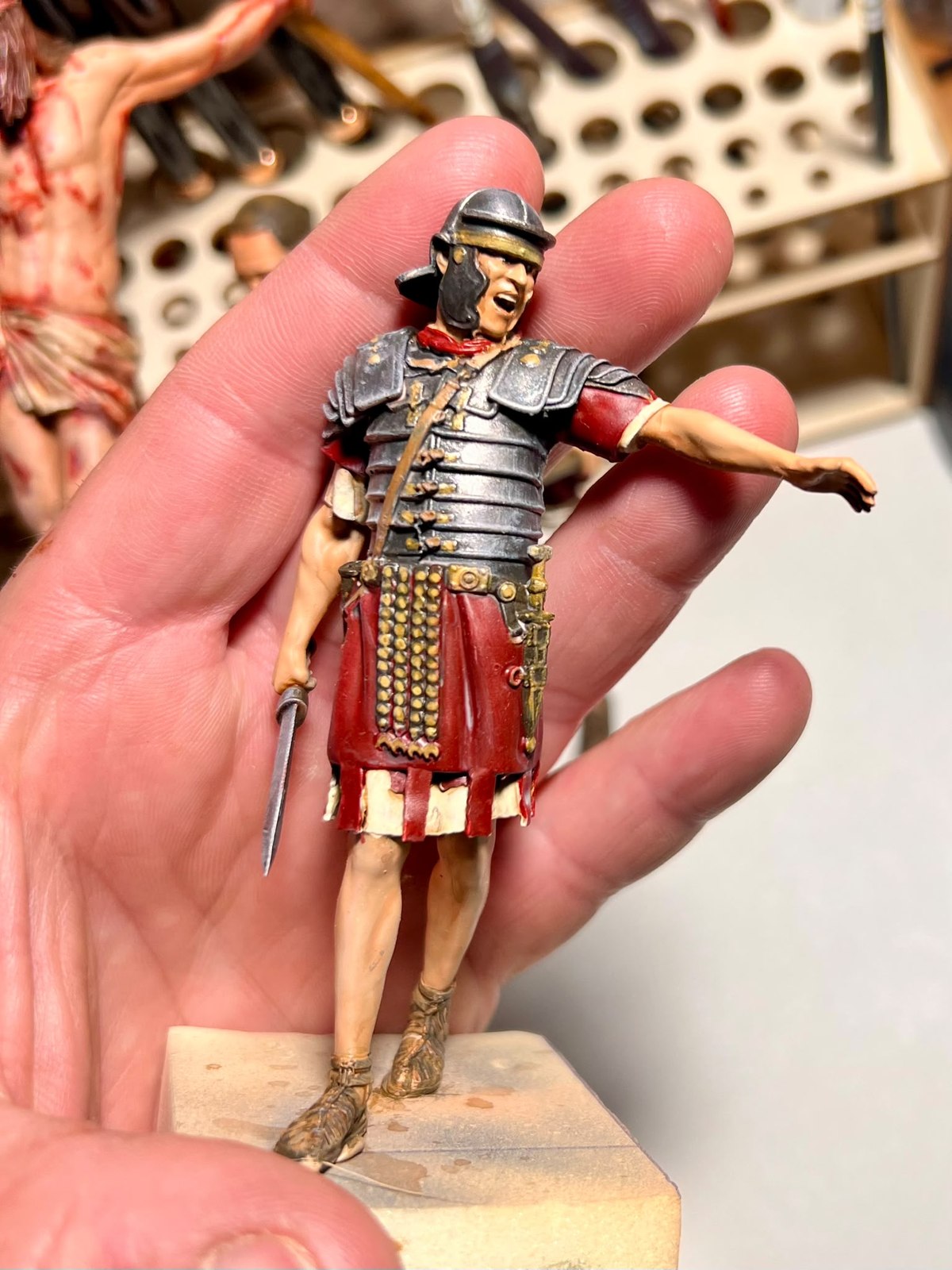 Miniatura di soldato romano con armatura e mantello rosso