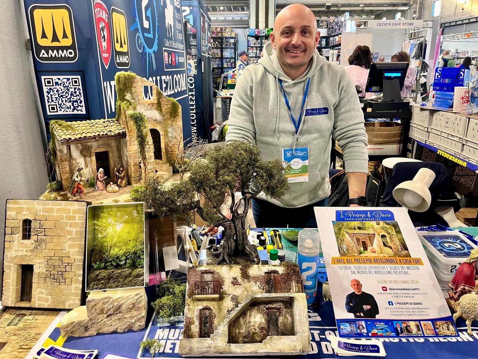 Stand I Presepi di Dario con presepe, ulivo e scenografie in miniatura