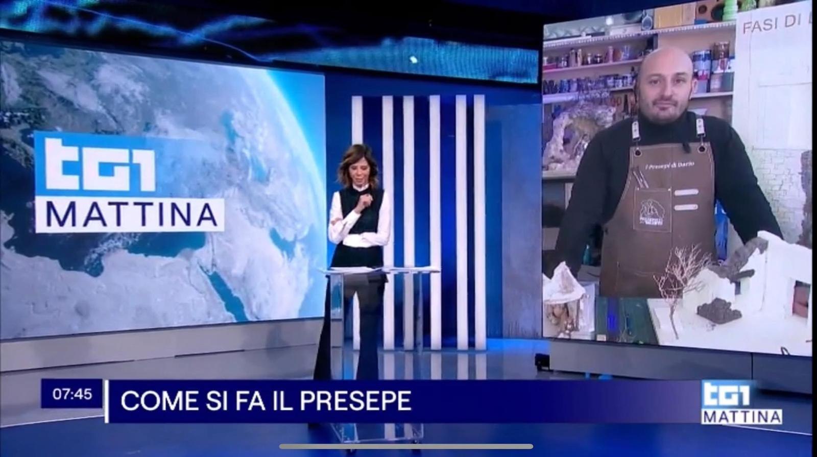 Collegamento televisivo con la dicitura TG1 Mattina e una dimostrazione sul presepe