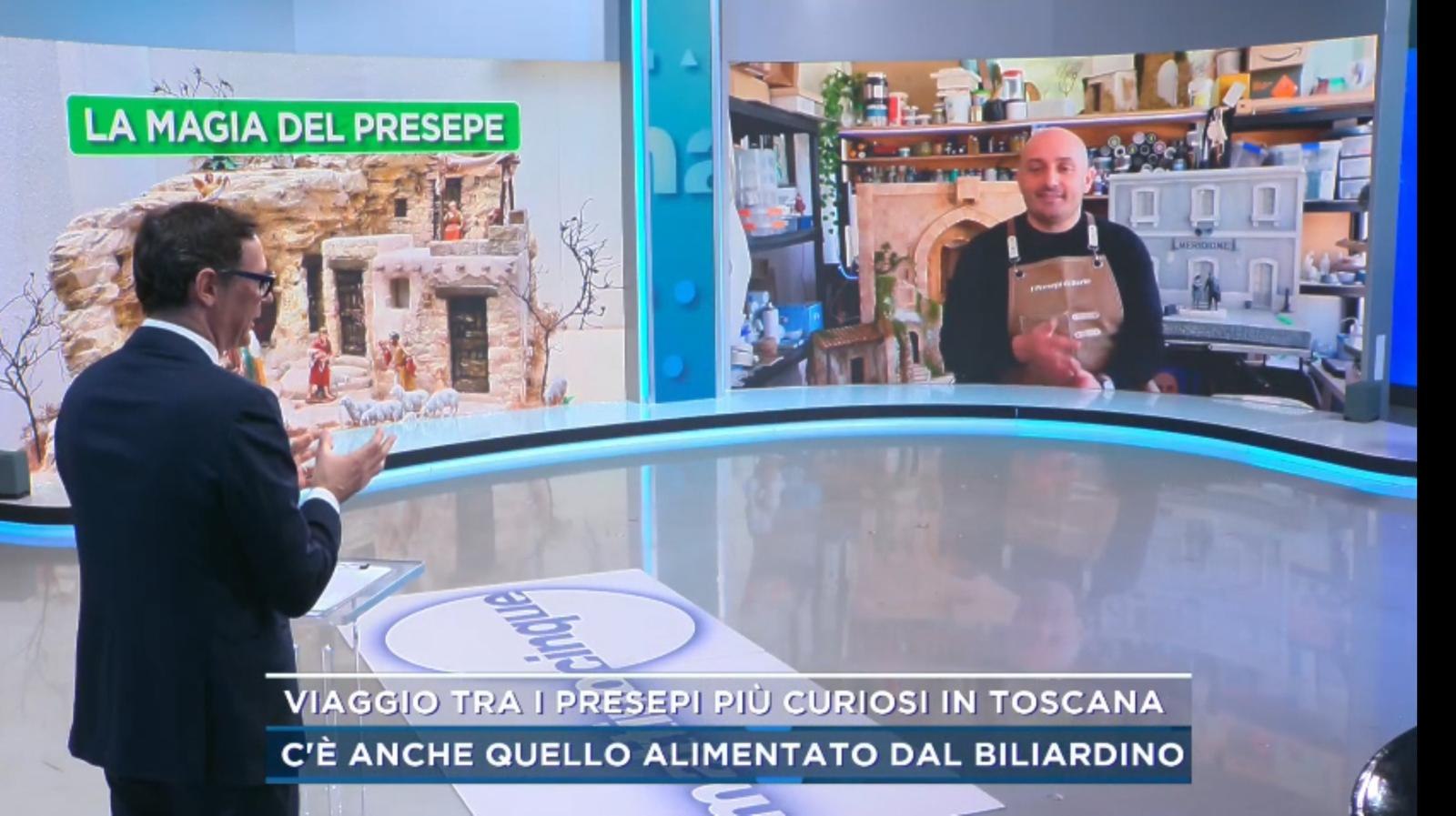 Collegamento televisivo con scenografie e la scritta La magia del presepe
