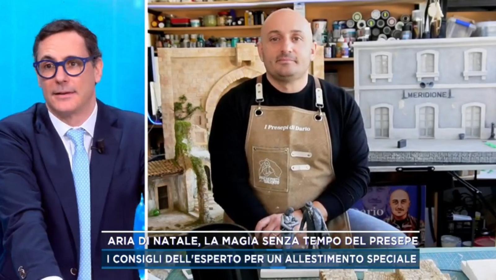 Collegamento televisivo con personaggi e architetture presepiali